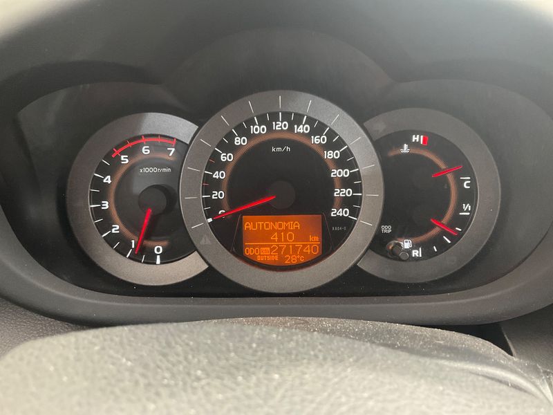 Toyota RAV 4 2.2 D-4D Lounge — zdjęcie 13
