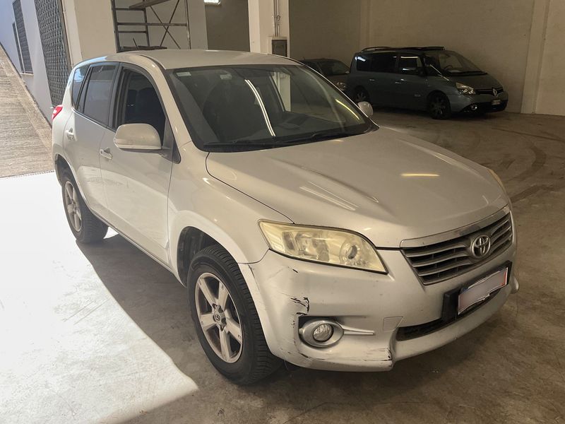 Toyota RAV 4 2.2 D-4D Lounge — zdjęcie 8