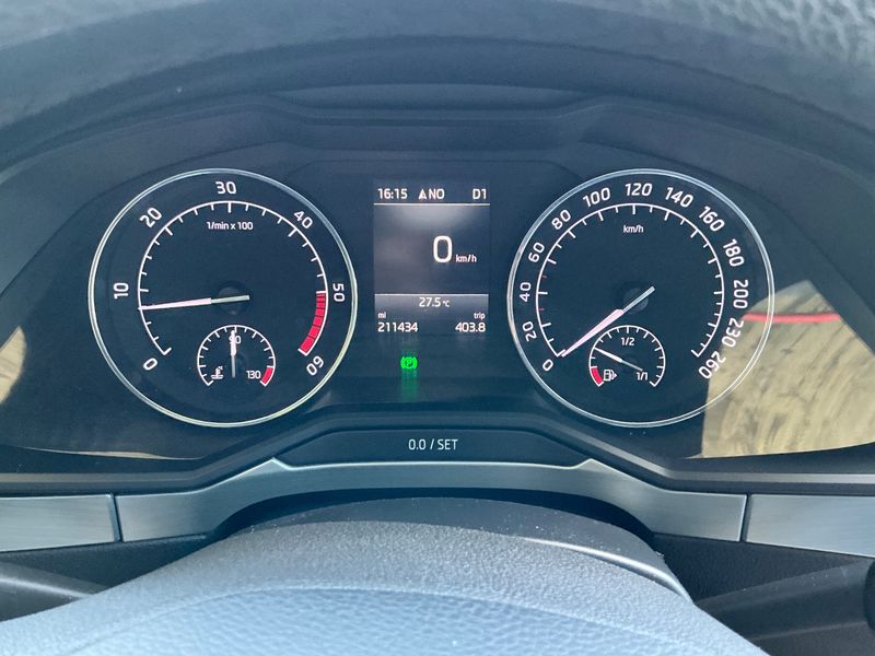 Skoda Superb 2.0 TDI SportLine — zdjęcie 13