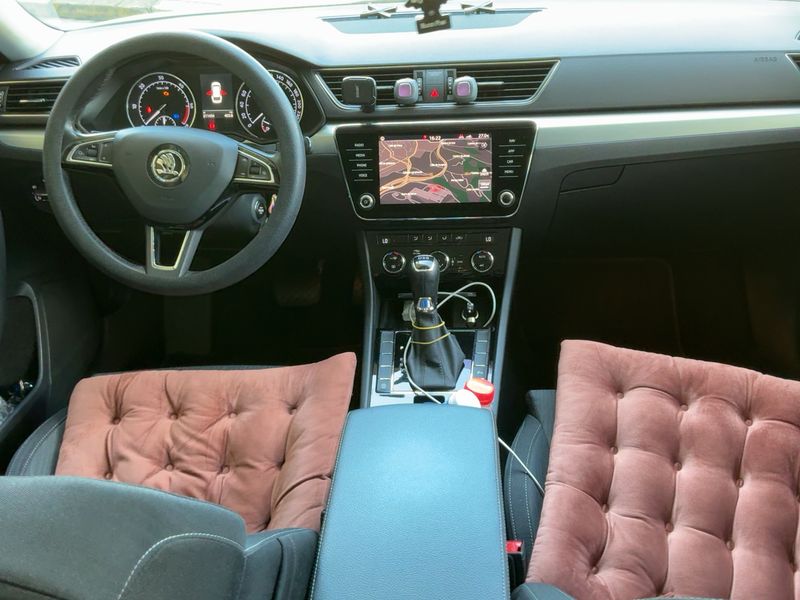 Skoda Superb 2.0 TDI SportLine — zdjęcie 12