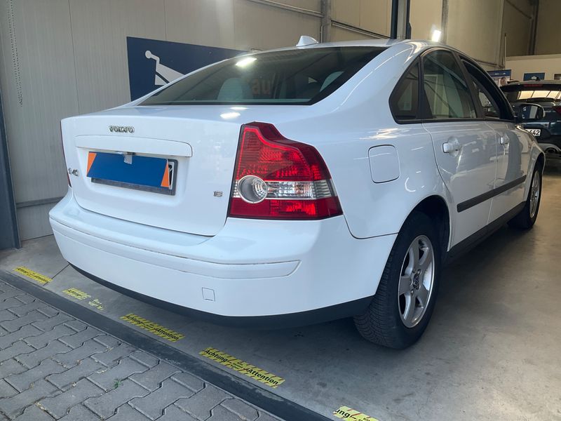 Volvo S40 1.6 Kinetic — zdjęcie 2