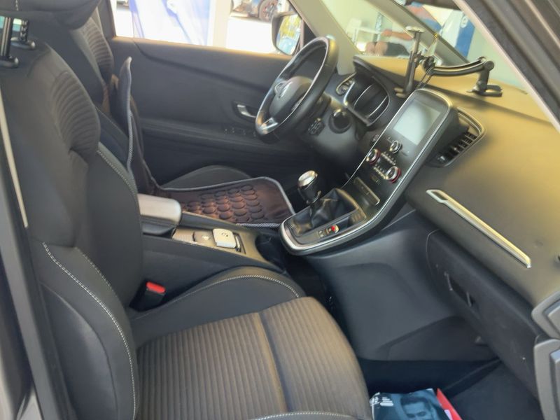 Renault Grand Scenic 1.3 TCe Business — zdjęcie 11