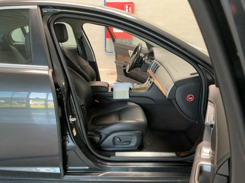 Jaguar XF 2.2 D Eco 2015 – снимка 16