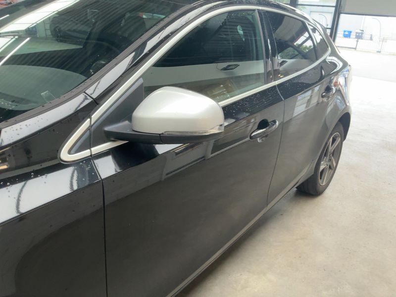 Volvo V40 2.0 D2 R-Design Kinetic — zdjęcie 4