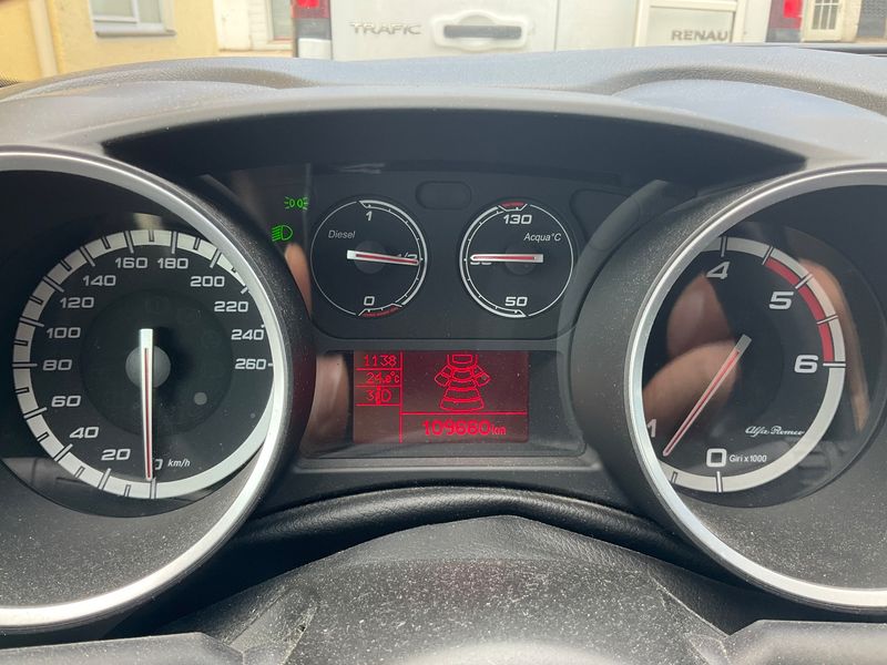 Alfa Romeo Giulietta 1.6 JTDM Distinctive — zdjęcie 13