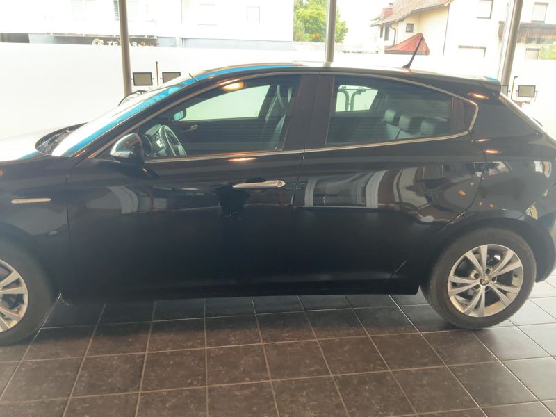 Alfa Romeo Giulietta 1.6 JTDM Distinctive — zdjęcie 4