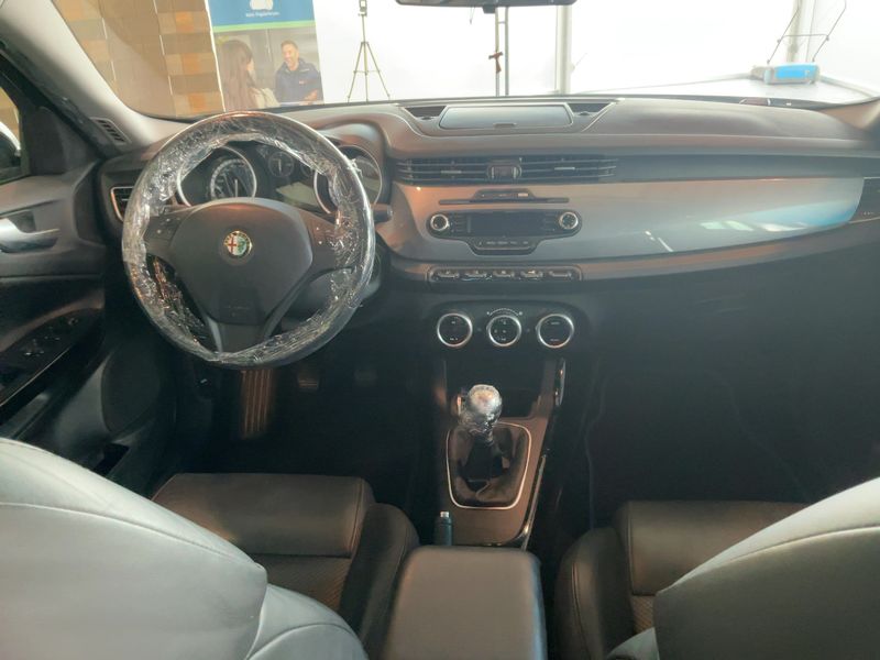 Alfa Romeo Giulietta 1.6 JTDM Distinctive — zdjęcie 12