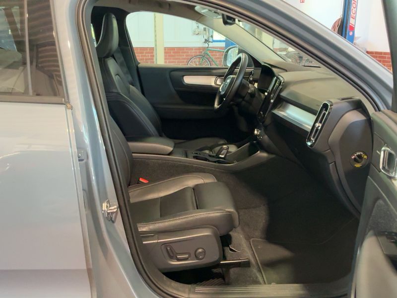 Volvo XC40 2.0 D4 Momentum Pro AWD — zdjęcie 11