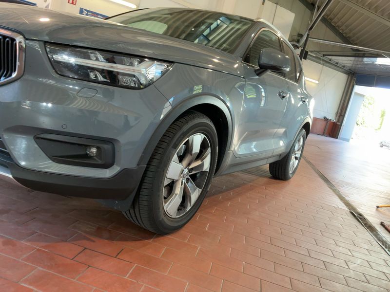 Volvo XC40 2.0 D4 Momentum Pro AWD — zdjęcie 2