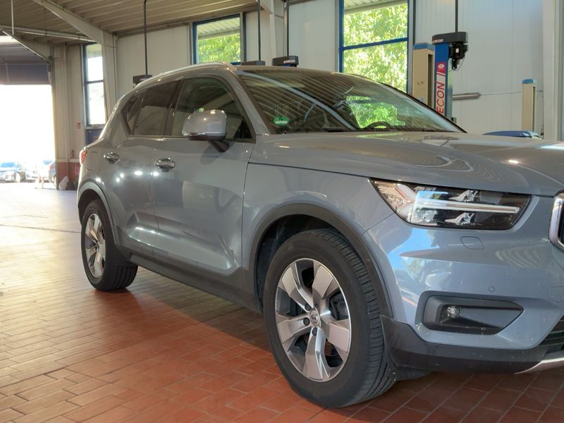 Volvo XC40 2.0 D4 Momentum Pro AWD — zdjęcie 8