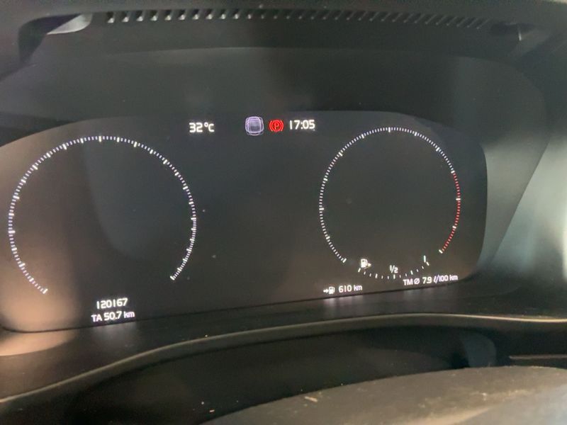 Volvo XC40 2.0 D4 Momentum Pro AWD — zdjęcie 13
