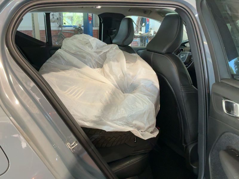 Volvo XC40 2.0 D4 Momentum Pro AWD — zdjęcie 14