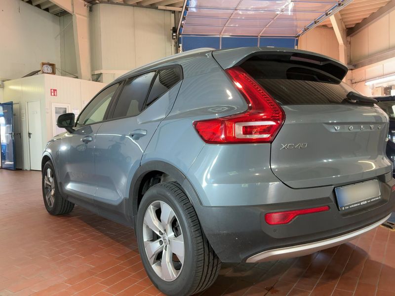 Volvo XC40 2.0 D4 Momentum Pro AWD — zdjęcie 3