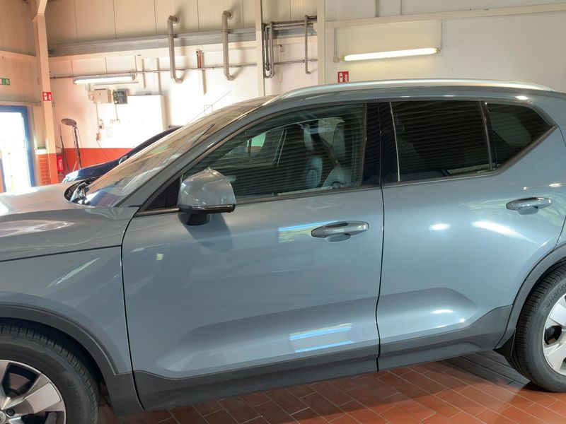 Volvo XC40 2.0 D4 Momentum Pro AWD — zdjęcie 4