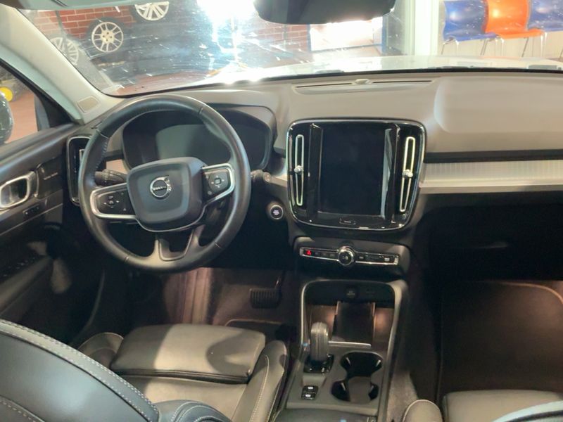 Volvo XC40 2.0 D4 Momentum Pro AWD — zdjęcie 12