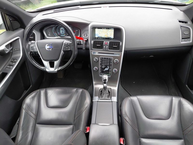 Volvo XC60 2.4 D5 Summum AWD — zdjęcie 11