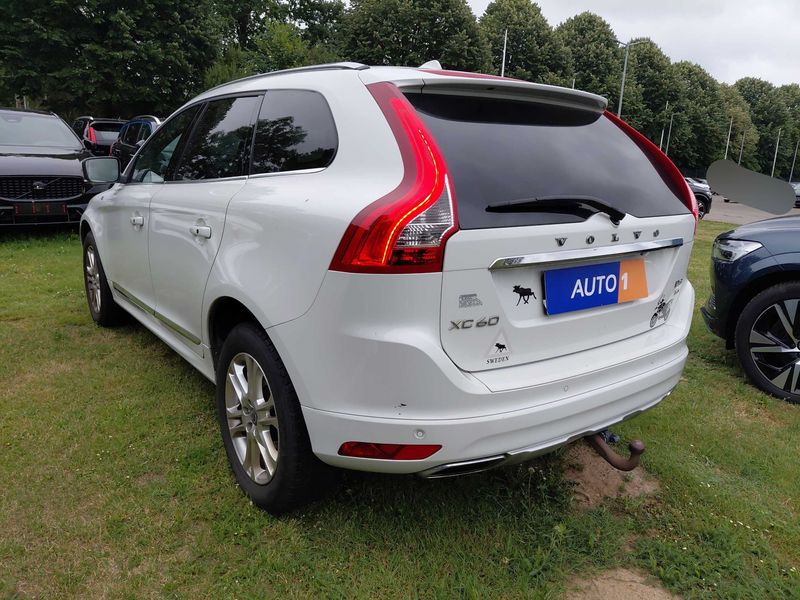 Volvo XC60 2.4 D5 Summum AWD — zdjęcie 3