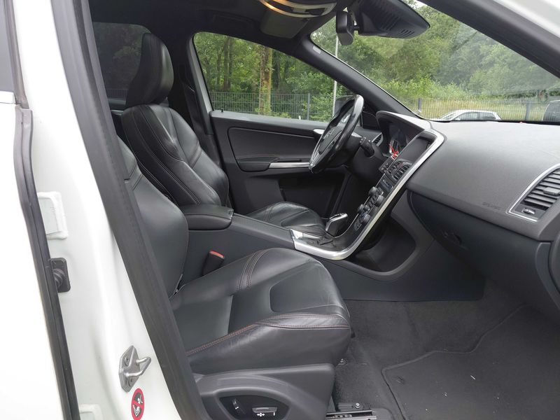 Volvo XC60 2.4 D5 Summum AWD — zdjęcie 10