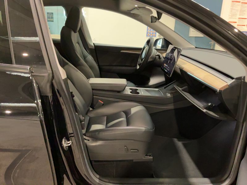 Tesla Model Y Standard Range — zdjęcie 11