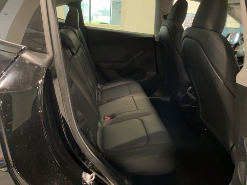 Tesla Model Y Standard Range — zdjęcie 14
