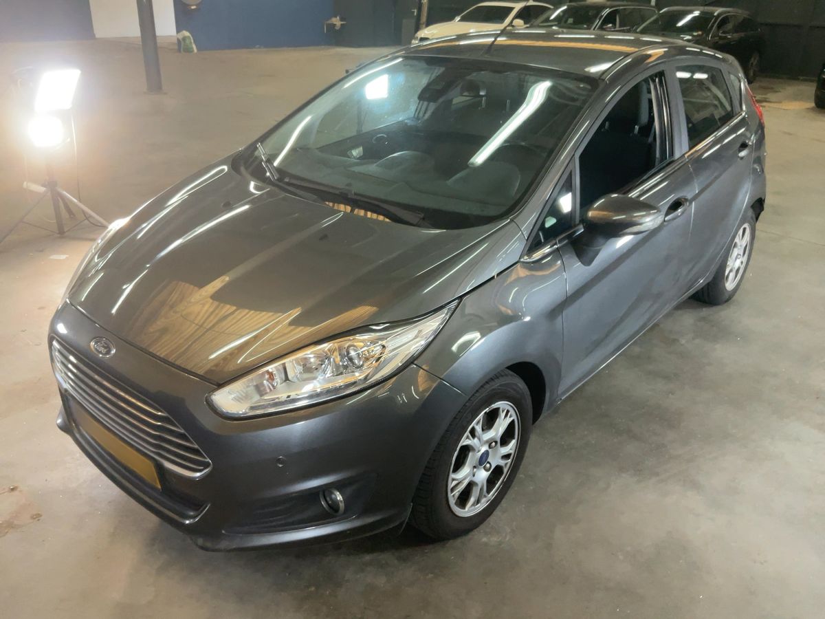 Ford Fiesta 2016 — photo 1