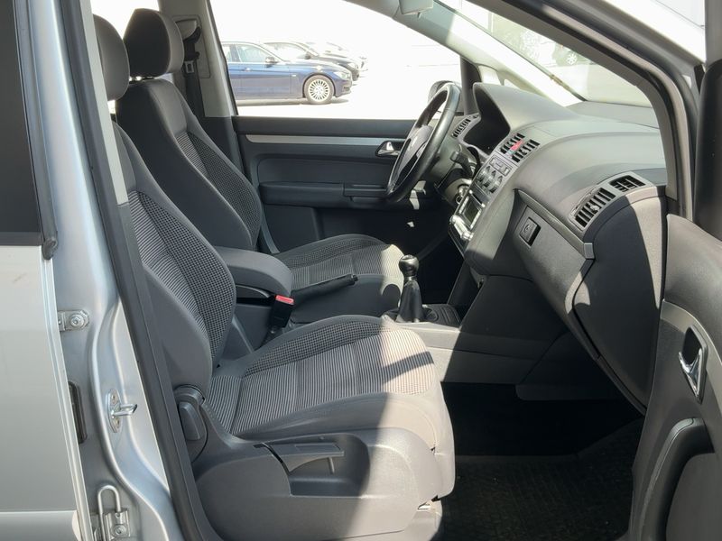 Volkswagen Touran 2.0 TDI Highline — zdjęcie 11