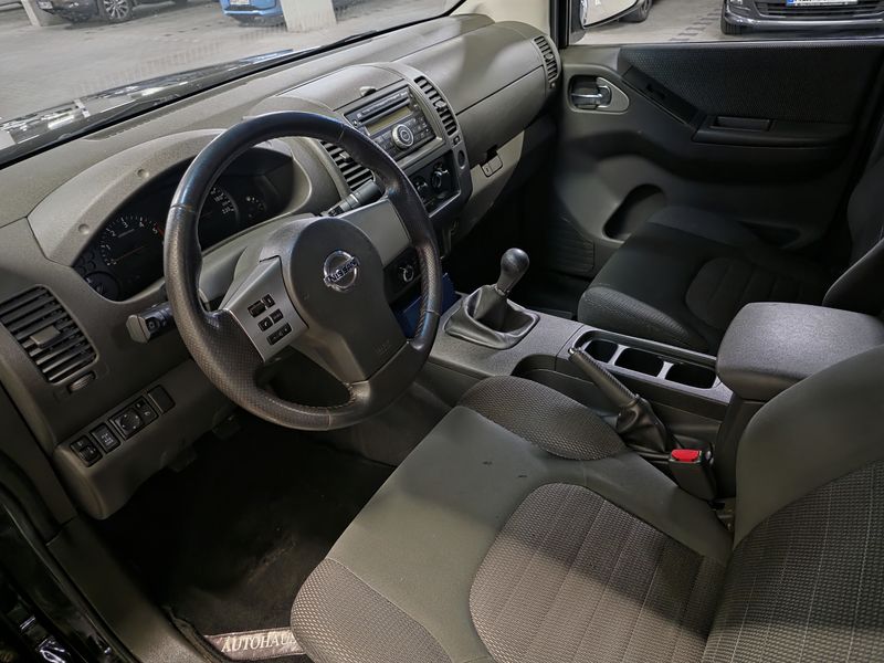 Nissan Navara Pick-up 2.5 dCi King Cab XE 4x4 — zdjęcie 10