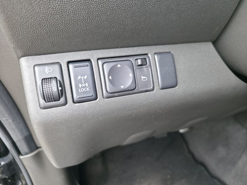 Nissan Navara Pick-up 2.5 dCi King Cab XE 4x4 — zdjęcie 15