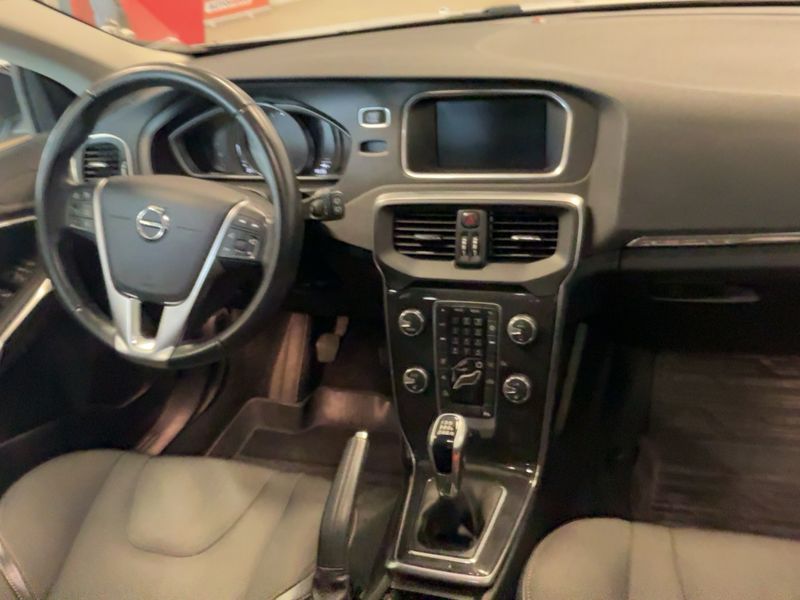 Volvo V40 Cross Country 2.0 D3 Plus — zdjęcie 12