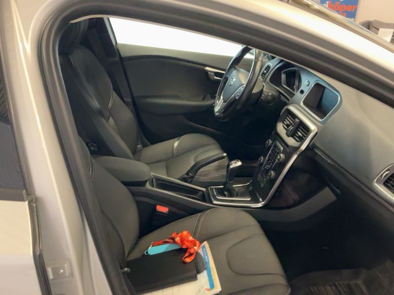 Volvo V40 Cross Country 2.0 D3 Plus — zdjęcie 11