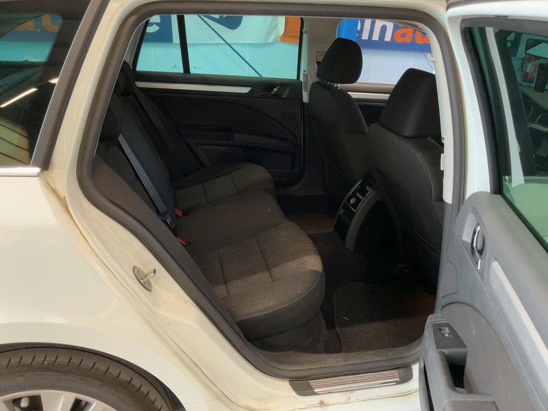 Skoda Superb 2.0 TDI Elegance — zdjęcie 14