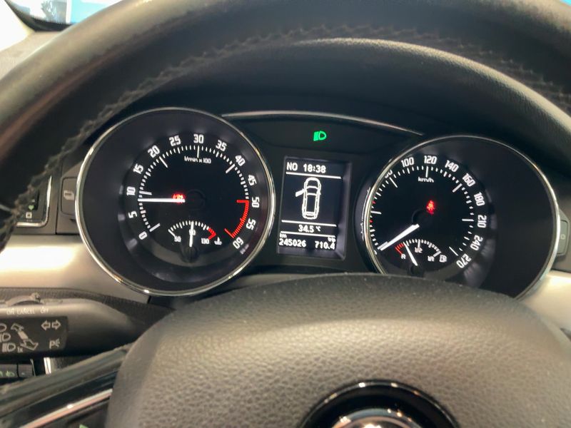 Skoda Superb 2.0 TDI Elegance — zdjęcie 13