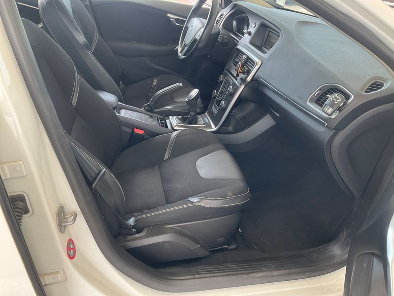 Volvo V40 2.0 D3 Kinetic — zdjęcie 3