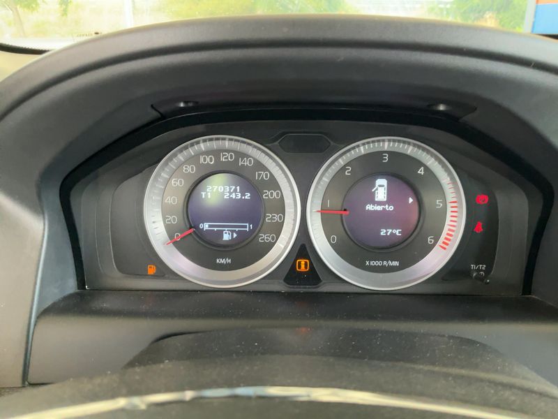 Volvo XC60 2.0 DRIVe Momentum — zdjęcie 13
