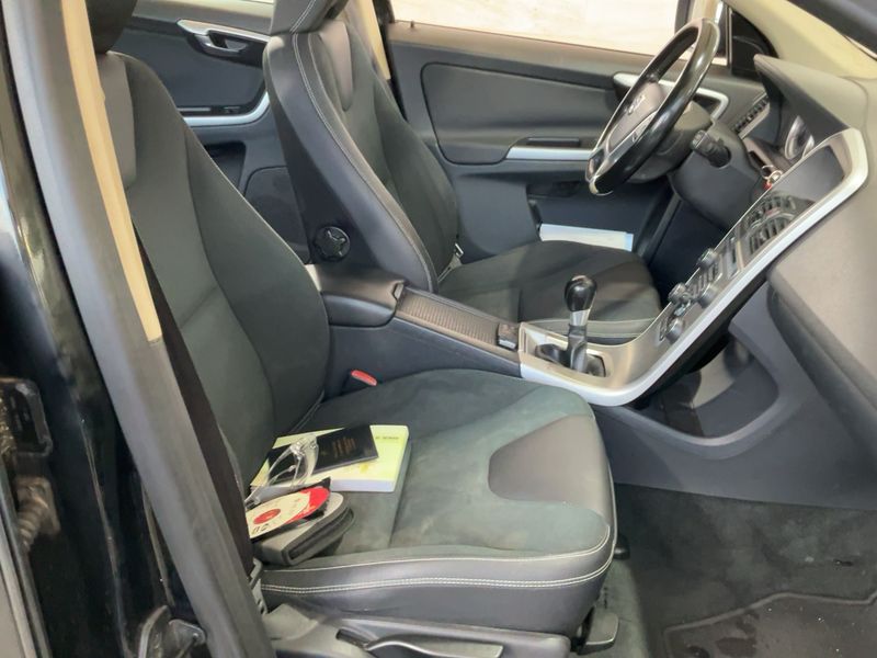 Volvo XC60 2.0 DRIVe Momentum — zdjęcie 11