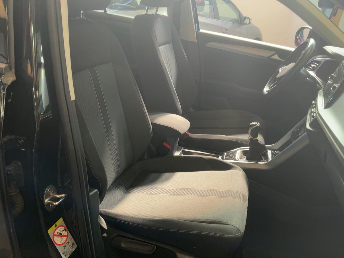 Volkswagen T-Roc 2023 — photo 17