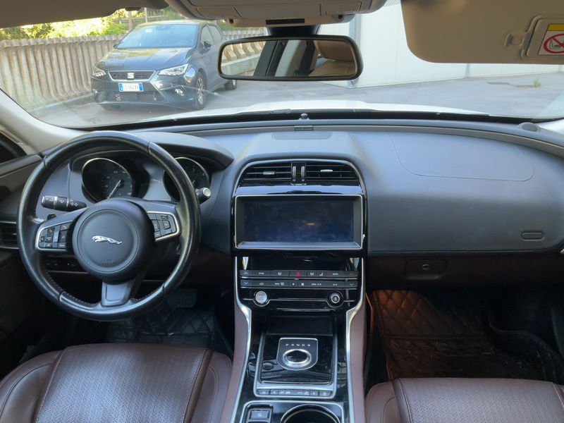 Jaguar XE 20d Portfolio — zdjęcie 12
