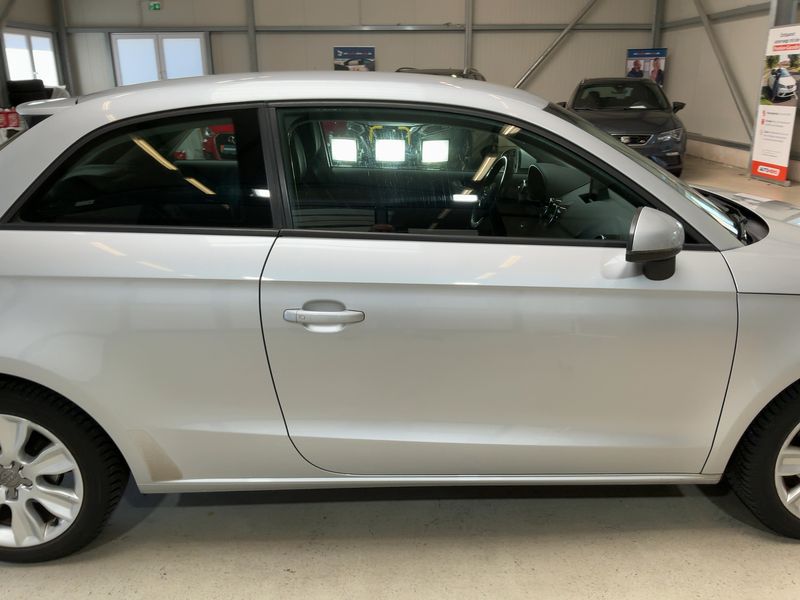 Audi A1 1.6 TDI Ambition — zdjęcie 7