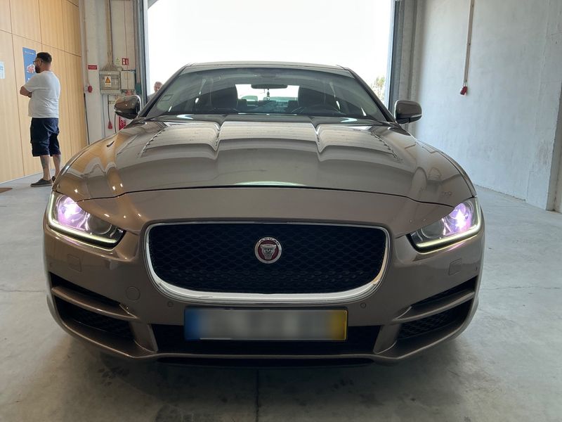 Jaguar XE 20d Prestige — zdjęcie 9