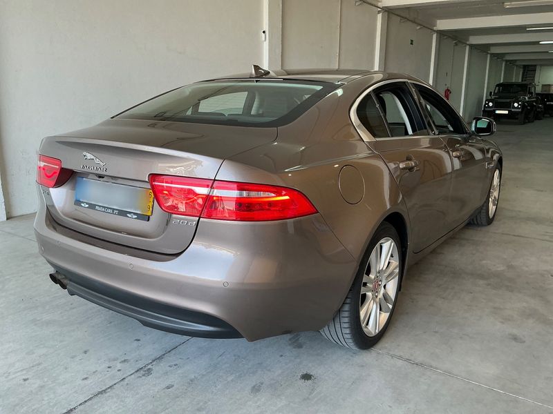 Jaguar XE 20d Prestige — zdjęcie 6