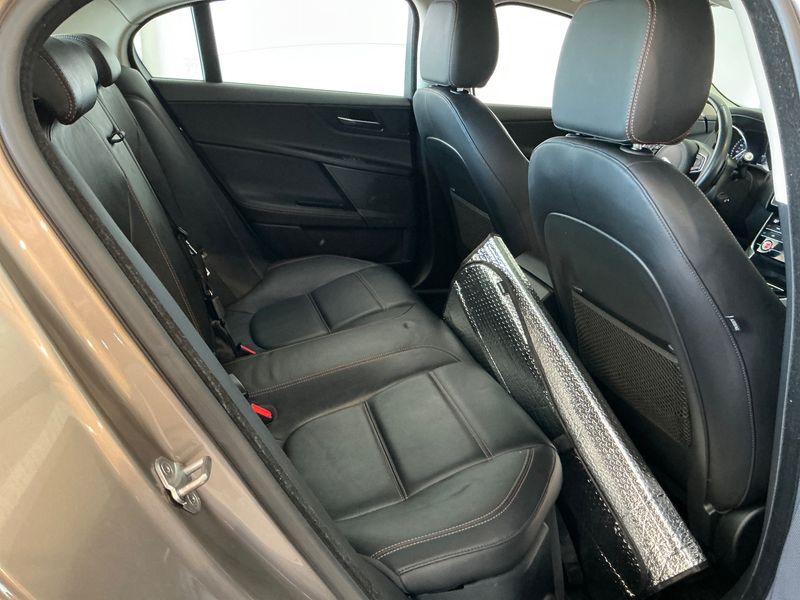 Jaguar XE 20d Prestige — zdjęcie 14
