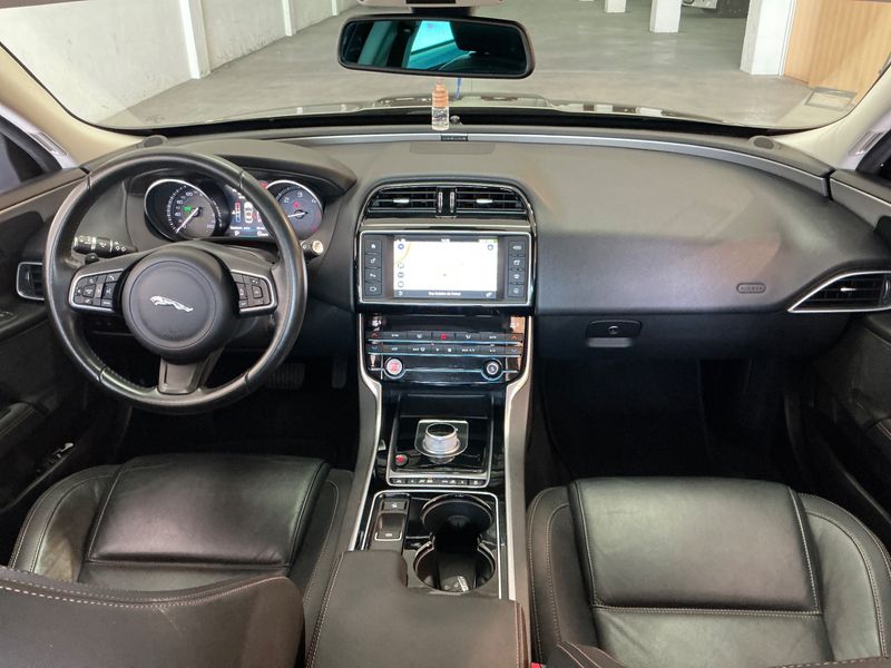 Jaguar XE 20d Prestige — zdjęcie 12