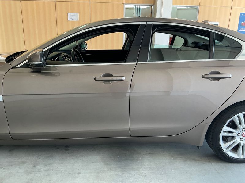 Jaguar XE 20d Prestige — zdjęcie 4