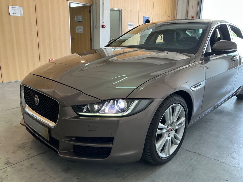Jaguar XE 20d Prestige — zdjęcie 2
