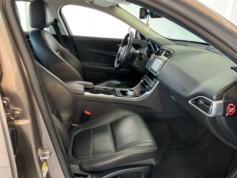 Jaguar XE 20d Prestige — zdjęcie 11