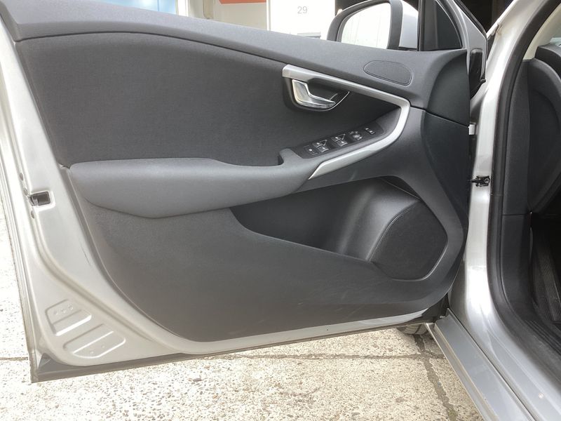 Volvo V40 1.5 Kinetic 2018 – снимка 29
