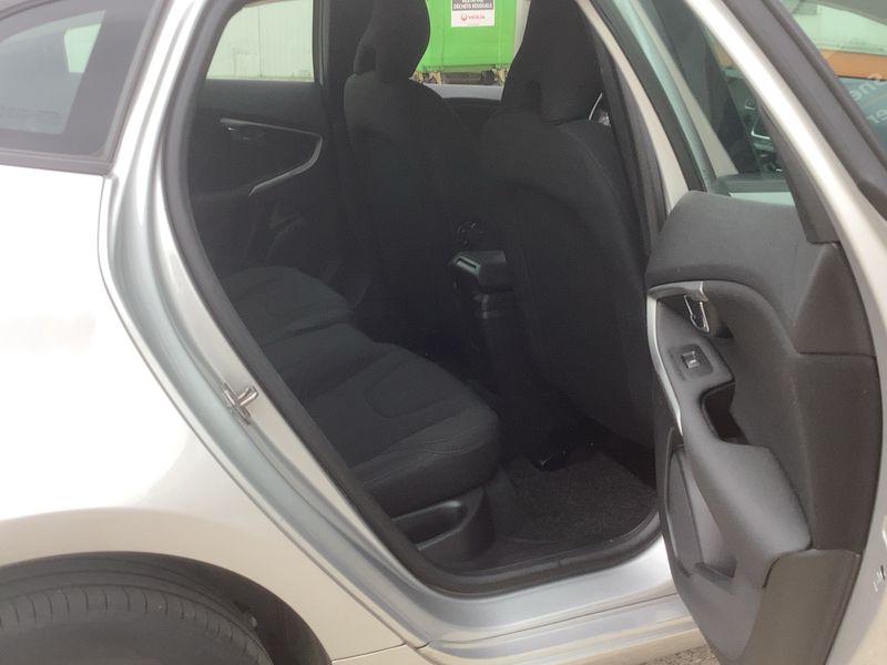 Volvo V40 1.5 Kinetic 2018 – снимка 19