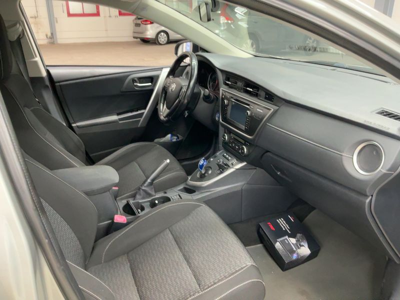 Toyota Auris Touring Sports 1.8 Hybrid Edition — zdjęcie 11