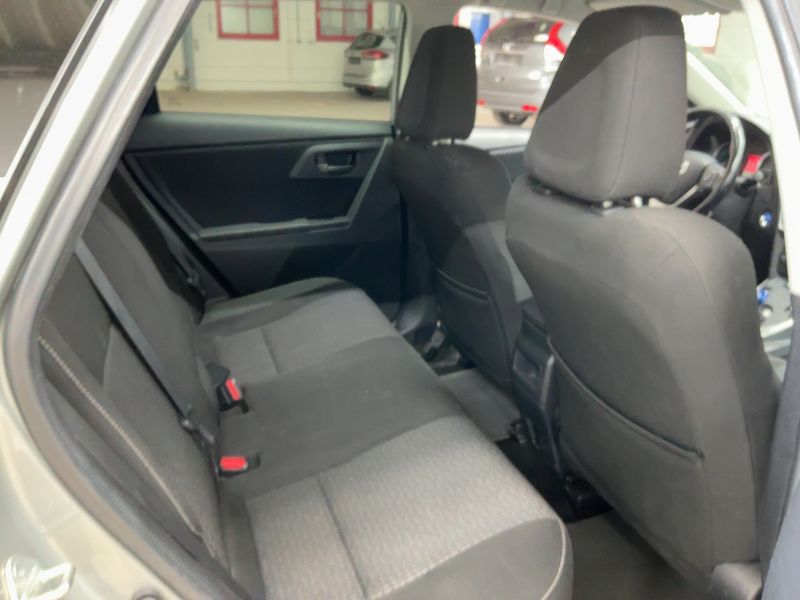 Toyota Auris Touring Sports 1.8 Hybrid Edition — zdjęcie 14