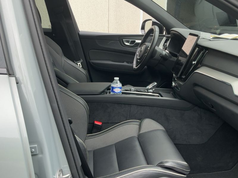 Volvo XC60 2.0 T8 Recharge Plug-in Hybrid Plus Dark AWD — zdjęcie 11